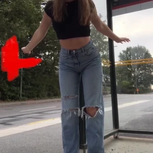 Ginatricot storlek xs/s - Ett par jeans med sjukt snygg passform, långa i benen och i gott skick! Jeansen säljs inte längre i butik så passa på! Jag säljer då jag inte längre använder högmidjade jeans 