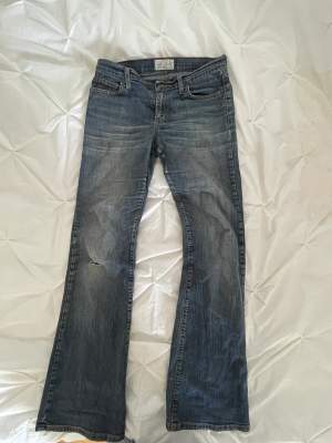 Säljer ett par skit snygga lowwaist jeans köpta på secondhand!!😍
