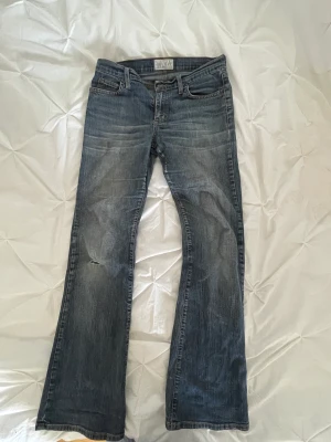 Lågmidjade jeans - Säljer ett par skit snygga lowwaist jeans köpta på secondhand!!😍