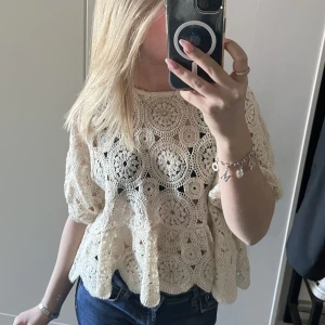 blus/ topp - den är beige vit ungefär
