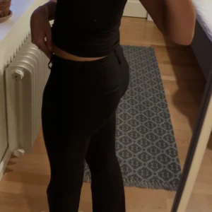 Kostymbyxor  - Säljer mina bästa kostymbyxor ifrån Bikbok. lågmidjade med slits längst ner, sitter perfekt och är i bra skick, köpare står för frakt!❤️