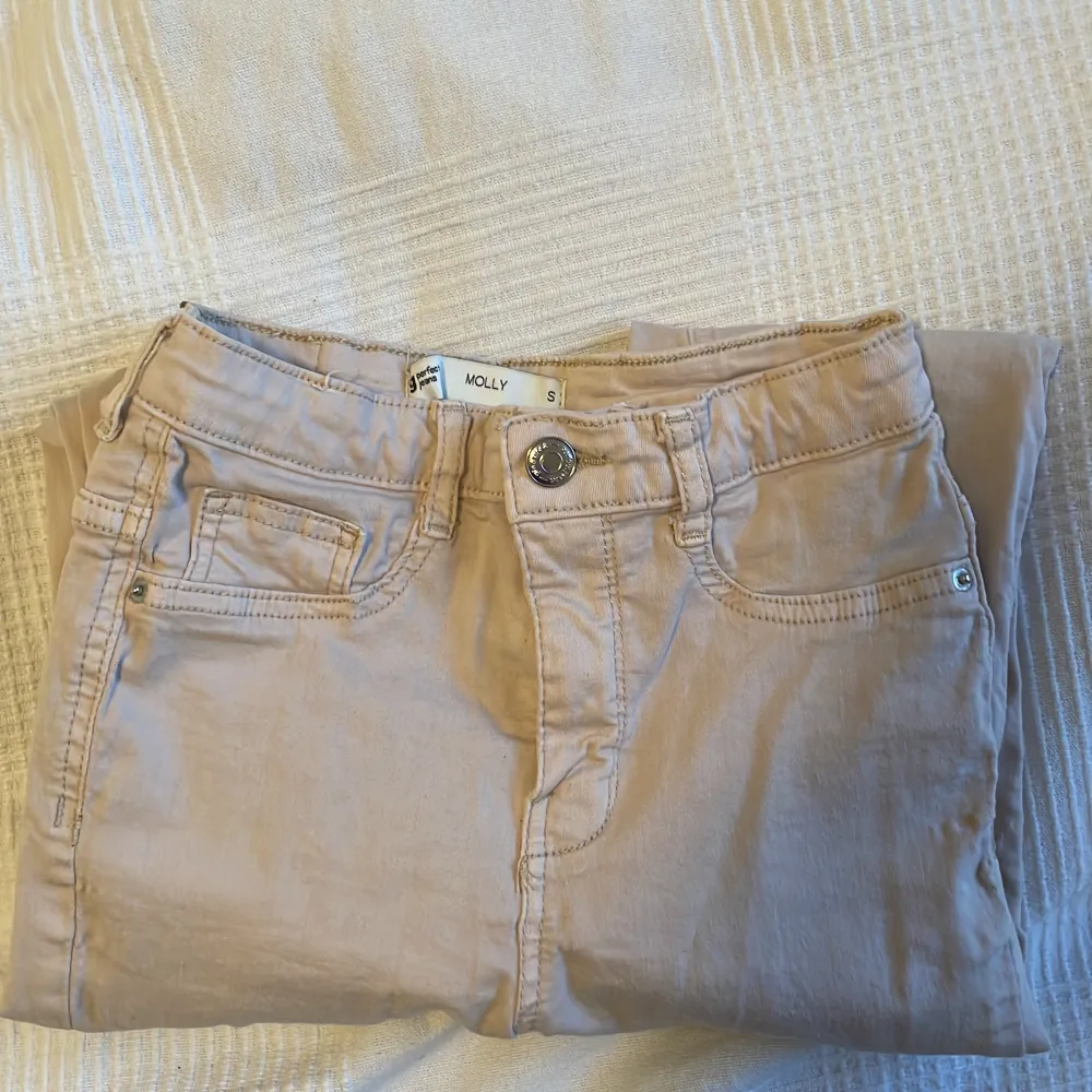 Gina tricot jeans som heter Molly. Det är stretchiga och beiga. Stolek S och nästan aldrig använt, Max 2 gånger. Pris: 90kr . Jeans & Byxor.