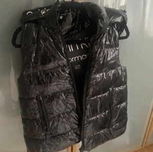 Svart väst - I princip oanvänd väst, köpt i Usa i butik för ca 1300kr. Strl xs men mer som en S