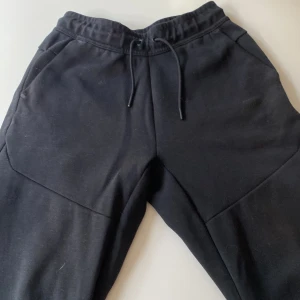 Nike tech byxor - Säljer mina använda Nike tech byxor. Kontakta mig om frågor och pris kan diskuteras. 