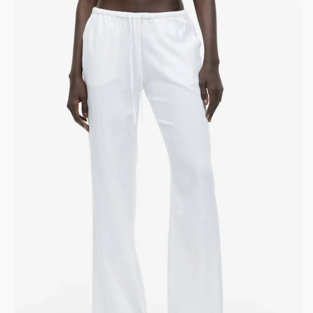Intressekoll på dessa vita linnebyxor från hm🤍🤍🤍använda max 2 gånger. Jeans & Byxor.