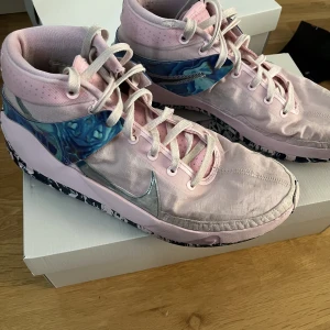 KD 13 Aunt Pearl - Väldigt sköna skor och har vädligt bra grepp. Finns dock en del som har lossnat. Kan skicka bild på det i Dm. Annars funkar de som vanligt. Ingår även box. 
