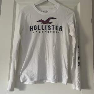 En jättefin och enkel tröja från hollister! Superfint och skönt material! St xs.❤️❤️