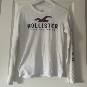 Hollister tröja - En jättefin och enkel tröja från hollister! Superfint och skönt material! St xs.❤️❤️