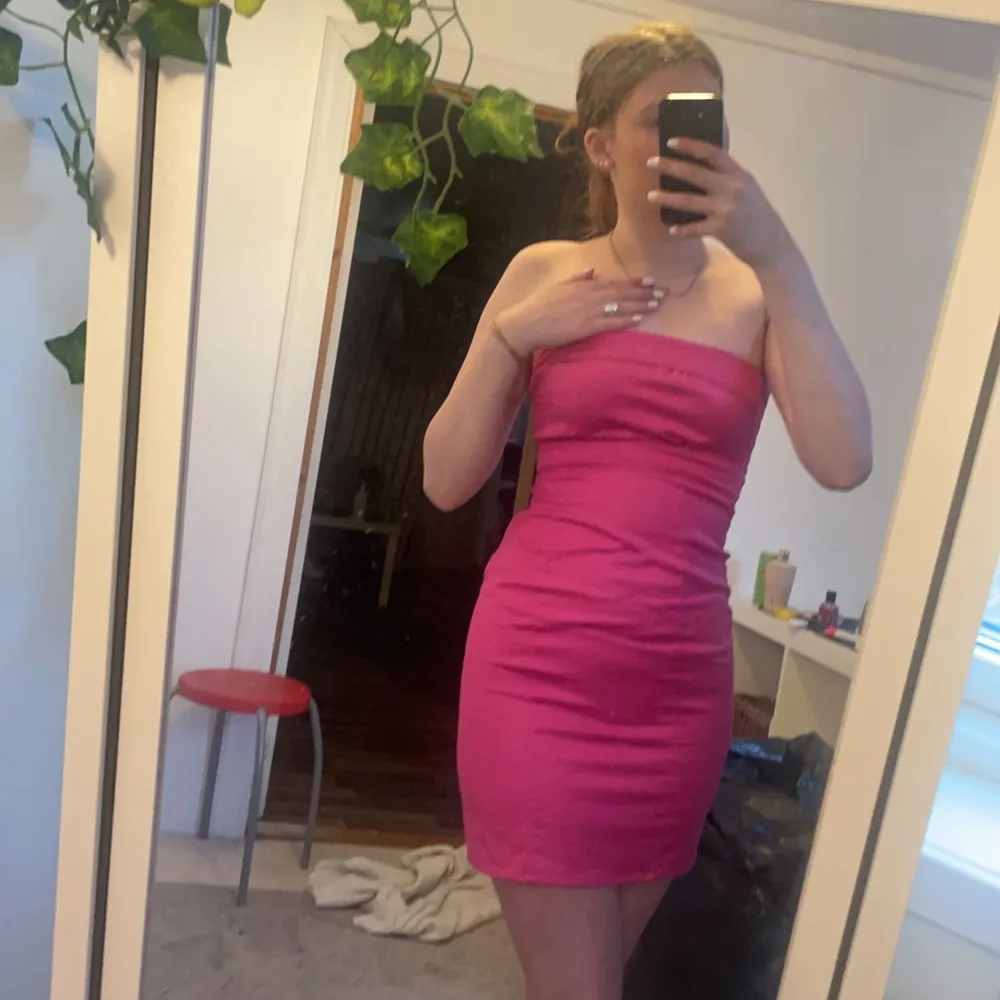 En rosa klänning som jag har haft ett tag men jag typ använt den 1 gång och nu kommer den inte till användning så säljer den och köparen står för frakten . Klänningar.