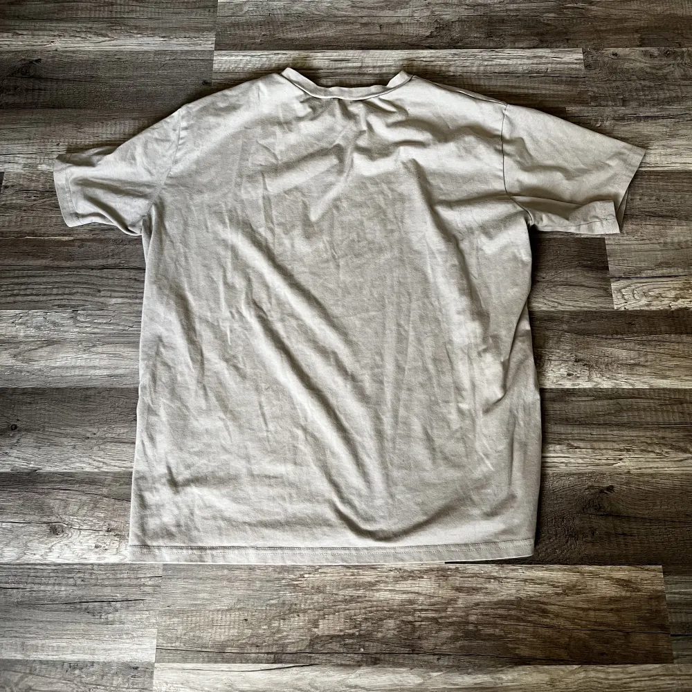 Jätte fin beige tshirt från shein med tryck i storlek S. T-shirts.
