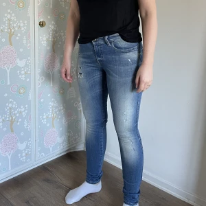 Diesel skinny jeans blå 28/32  - Stretchinga blekta blåa jeans med hög midja. Använda några gånger, i mycket bra skick. Midja 28 & längd 32  93% bomull 5 % polyester 3% elastan. ”Skinny” modell 