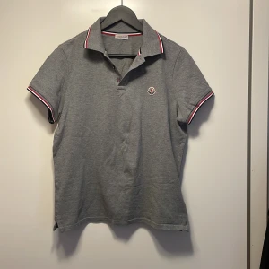 Moncler Pikétröja - Pikétröjan är i fint skick och inte använd särskilt mycket. Säljer den nu tyvärr för att den har blivit för liten för mig!