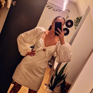 Vit prickig bomulssklänning - Vit klänning med bruna prickar 100% bomull  Storlek 36 Märke NA-KD