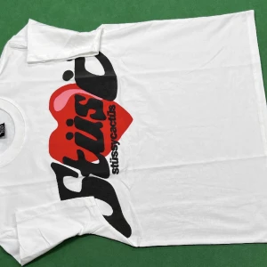 Stussy t-shirt - Helt ny stussy heart t-shirt. Den är helt ny och aldirg använd. Priset är inte hugget i sten. Skriv ett dm till mig om du undrar nägot om tröjan. Tröjan kommer in om cirka en vecka. 