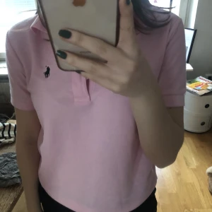 Polotröja Ralph Lauren - Fin polotröja som inte används på länge💕 Funkar till det mesta och speciellt till bara jeans, vid fler frågor är de bara att skriva 
