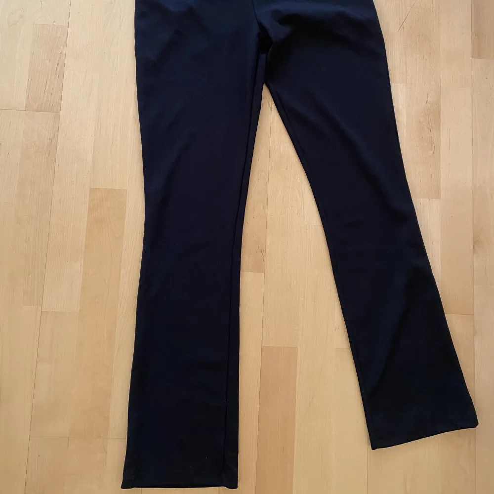 Supersköna svarta byxor från Nelly i rak passform, storlek M. Jeans & Byxor.