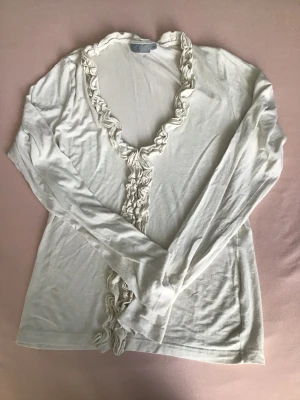 Åhléns vintage - En gullig beige Åhléns topp som inte jag andvänder längre, har en liten fläck men syns inte från långt håll