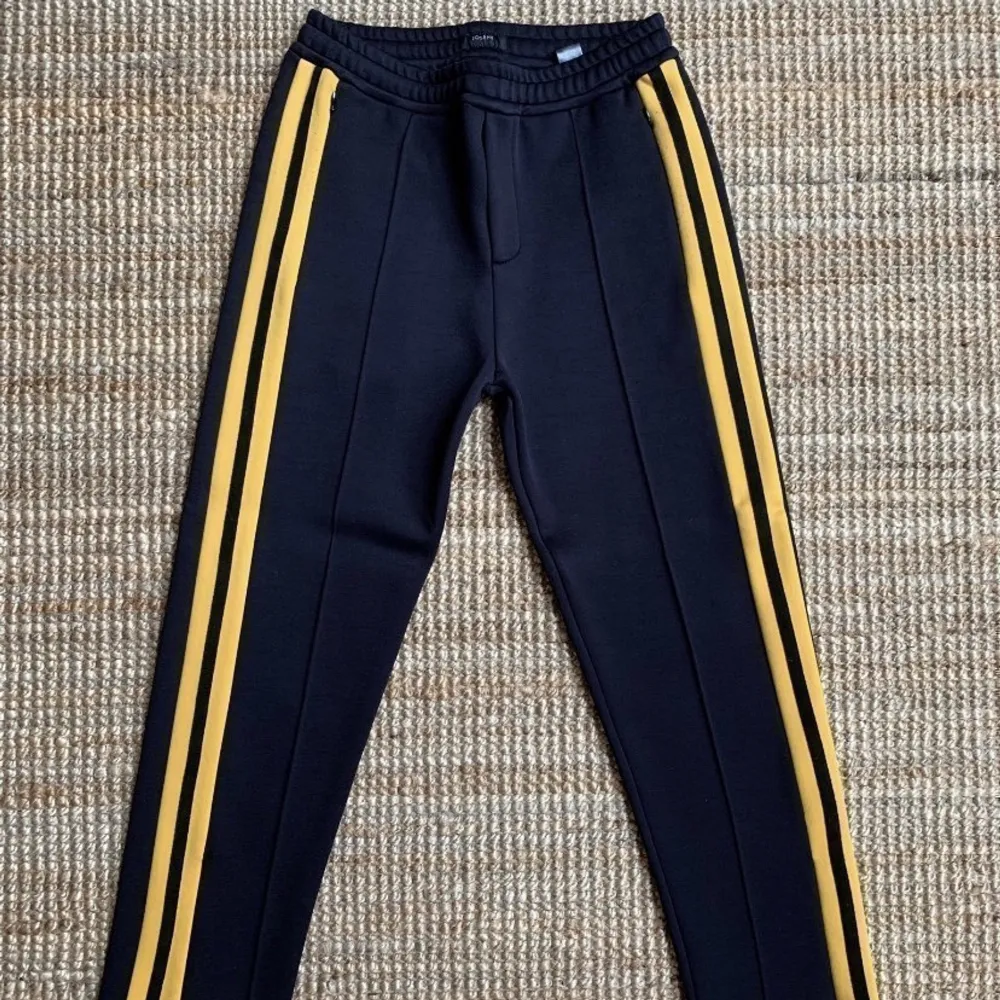 Track Pants från Joseph. I fint skick. Passar S/M. Djur & Rökfritt hem. Nypris: 2 500 kr.. Jeans & Byxor.