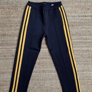 Joseph Scuba Track Pants - Track Pants från Joseph. I fint skick. Passar S/M. Djur & Rökfritt hem. Nypris: 2 500 kr.