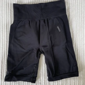 Gymshark shorts - Sitter som cykelbyxor men går att dra upp så de blir kortare vid låren