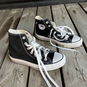 Converse - Säljer mina svarta höga Converse i storlek 35 då de inte passar mig längre. Knappt använda 