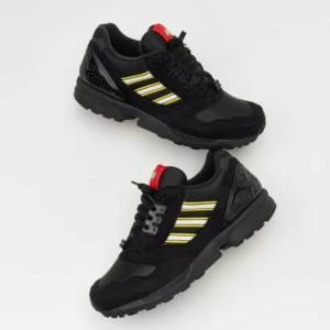 Adidas ZX 8000 x Lego - Legosko!!! Fin Adidas-sneaker, använd under knappt en sommar bara, så skicket fint o jag säljer pga för små. En liten 39 1/3, som Adidas brukar va. 