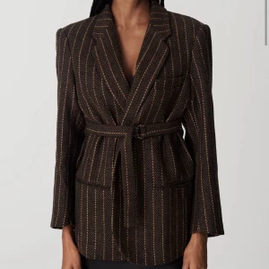 Adoore Blazer - ny med prislapp - Adoore kavaj/jacka i tjockt och rejält tyg.  Den är helt oanvänd och har tillochmed prislappen kvar.  Nypris 1595 kr! 