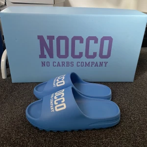 Nocco tofflor - Nocco tofflor i strl 42. Dom är i väldigt bra skick utan några tecken på användning, endast tofflorna ingår.