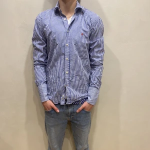 Morris Skjorta  - Hej! Säljer nu min skjorta från märket Morris storlek S i fint skick. Modellen på bilden är 180cm lång och väger 80kg. Tveka inte på att höra av dig om du har några frågor eller funderingar kring varan!