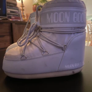 Gråa moonbots! - Super snygga och ganska unika moonboots. De är låga och använda en halv vinter, lite smutsiga vid sulan men går lätt att tvätta bort. De äe såklar riktiga!💝