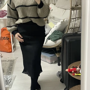 Ginatricot - svart kjol - Svart kjol, i ny skick. Endast testad! Materialen är jättefin, och längden kommer lite under mina knän (är 160cm). Köpt för 2-3 månader sen för 399kr, säljer för 150kr. Priset går alltid stt diskuteras🤗🌸 