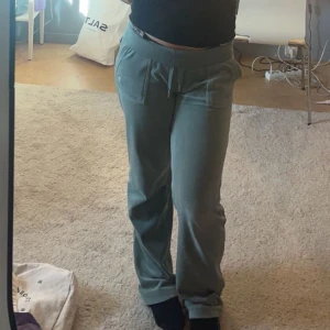 juicy couture - juicy couture byxor ljus gröna. Den är i bra skick, inte använt dem mycket. Om man vill ha fler och bättre bilder är det bara att fråga. (Pris går att diskutera)