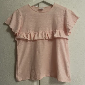 T-shirt/ blus  - Köpte den för ett par år sedan när jag var yngre men använde den aldrig. Den är från ZARA (kids)