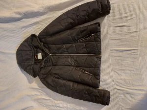 Bershka svart täckjacka - Svart vinterjacka i bra skick