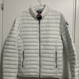 Colmar Dunjacka - Säljer denna dunjackan 🧥| Perfekt för en kylig vårdag 🍃| Nypris ≈ 2000 | Mitt pris = 900 | Köparen betalar för frakten 📦