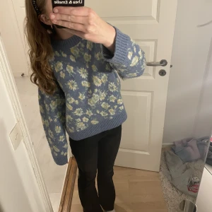 stickad tröja  - En såååå söt stickad tröja, använd typ en gång. Jätte mysig och varm nu till vintern😇💕✌️