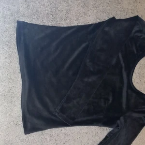 Svart tröja - Fin tröja med väldigt mjukt material. Har alldrig andvänt för att den var för stor💓