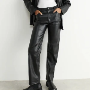PU trousers  - PU trousers från Gina Tricot i storlek 34, använd fåtal gånger 🥰
