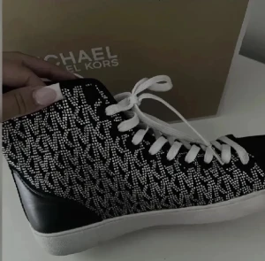 Michael kors skor - Skit snygga michael kors skor köpta på plicka men knappt använda, michael kors påse följer med skriver för fler frågor🫶🏽