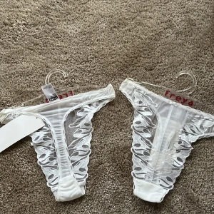 Nya Stringtrosor från en collektion av underkläder . - 2nya stringtrosor syl .S