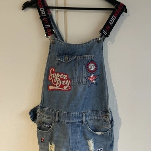 Hängselbyxor Superdry - Hängselbyxor från Superdry. Nypris ca 699:- Väldigt bra skick 💕 De är storlek ”10” alltså en M, de är dock lite små i storleken så jag skulle säga att dem passar S.