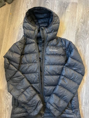 Jättefin jacka  - Säljer en superfin jacka från peak performance nästan helt ny🌸