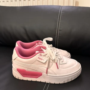 Puma Mayze - Säljer mina Puma efter väldigt lite användning. Bra skick nästan som nya! Storlek 39.