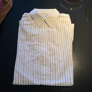 Säljer en superfin skjorta i storlek 42 (XL) från THE SHIRT FACTORY. Hör av er om ni har några frågor.