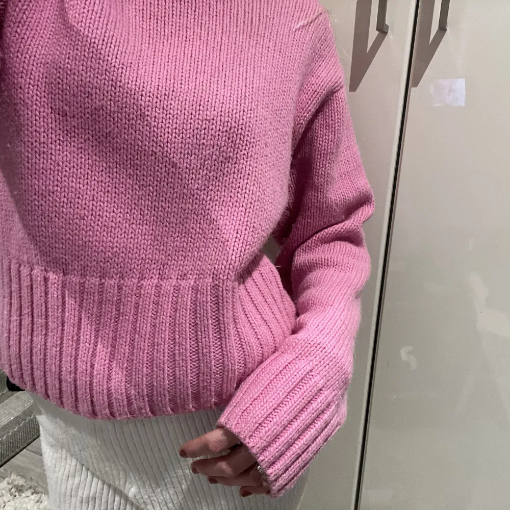 Säljer denna rosa stickade tröja från COS, knappt använd. Tröjan är i storlek M men passar som en S. . Stickat.