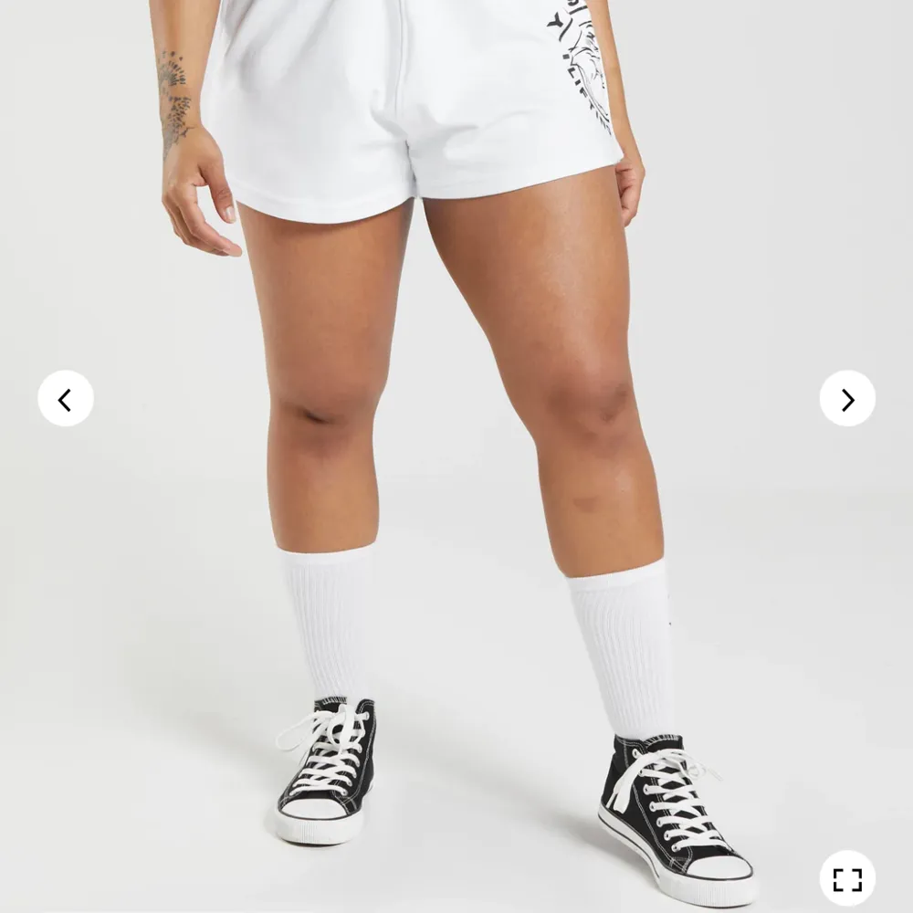 Vita sköna gymshark shorts som tyvärr inte har kommit till användning, knappt använd🩵nypris:349kr. Shorts.