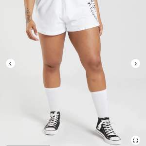 Vita sköna gymshark shorts som tyvärr inte har kommit till användning, knappt använd🩵nypris:349kr