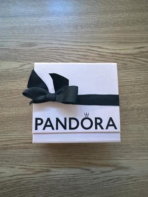 Clear Sparkling Crown Solitair  - Hej! Jag säljer min ring som jag fick i present eftersom att jag har en liknande ring.   Ringen är äkta 925 silver.   Pris 800, kan diskuteras vid snabbaffär  Skriv för fler bilder