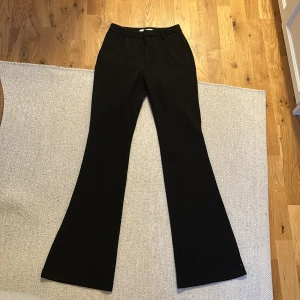 Flared kostymbyxor - Svarta flared kostymbyxor från Only Tall. Storlek XS och passar mig (som är 174 cm) bra i längden.