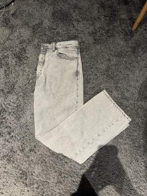 Hope rush jeans ”bleach grey”. Endast använda 2 gånger. Uppsydda ca 2cm.  Kan skickas mot fraktkostnad. 